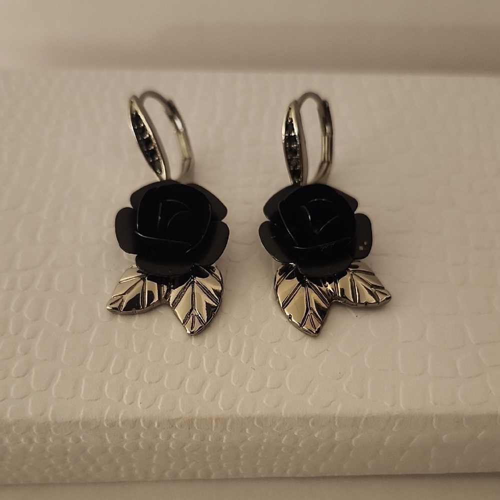 Vera Wang Earrings & Necklace
